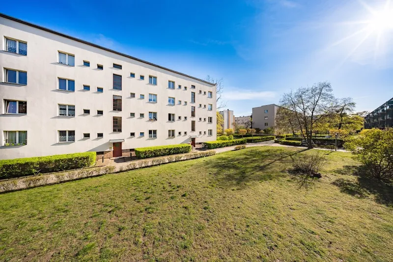 Helle 2-Zimmer-Wohnung mit Balkon und Tageslichtbad für Selbstrenovierer – WBS-Berechtigung bis 140 — photo 1